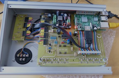 Neben dem Raspi ein 12V-&gt;5V Wandler. Das IC ist für CW Zero-Beat